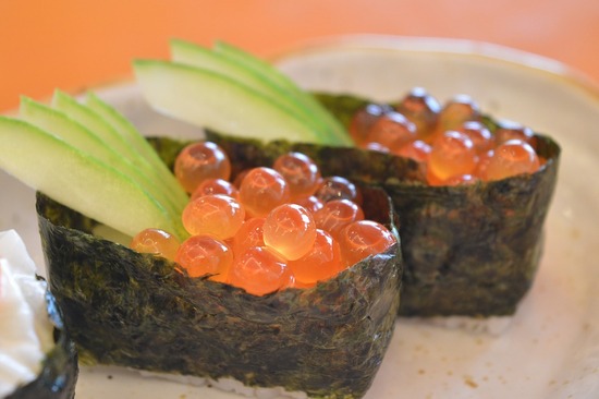 回転寿司の食う量　ヒョロガリ「５皿」　普通「８皿」　デブ「１２皿」