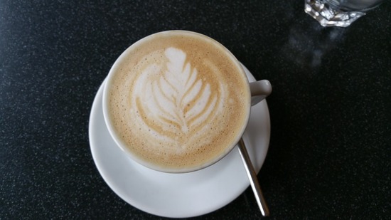 一杯数百円のコーヒーで何十分も居座わられて　喫茶店・カフェってどうやって利益上げてるの？