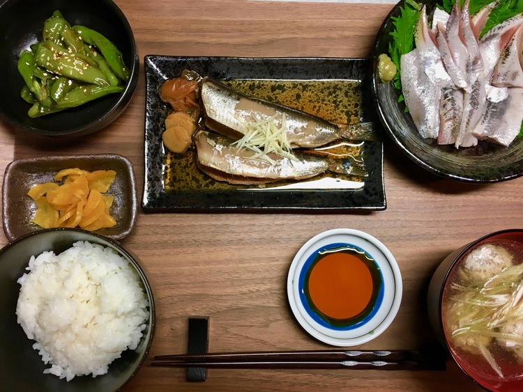 【画像】このイワシの煮魚定食が900円ってどう思う？