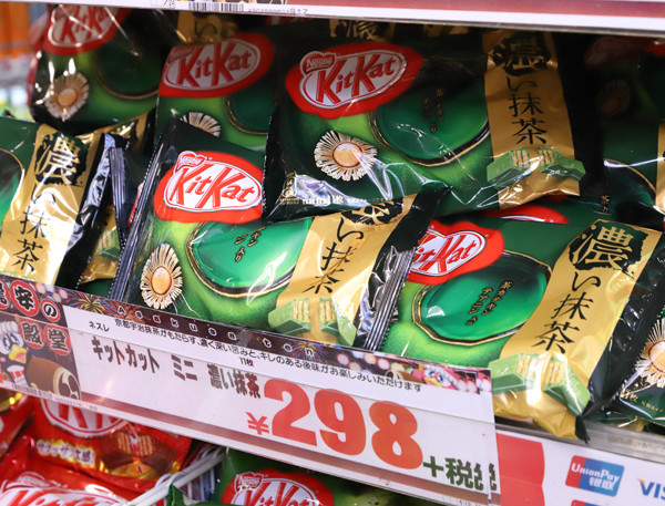【日本観光】コンビニ食が外国人には「これぞ日本式」と人気　「キットカット」世界最大市場の日本、独自フレーバー300種