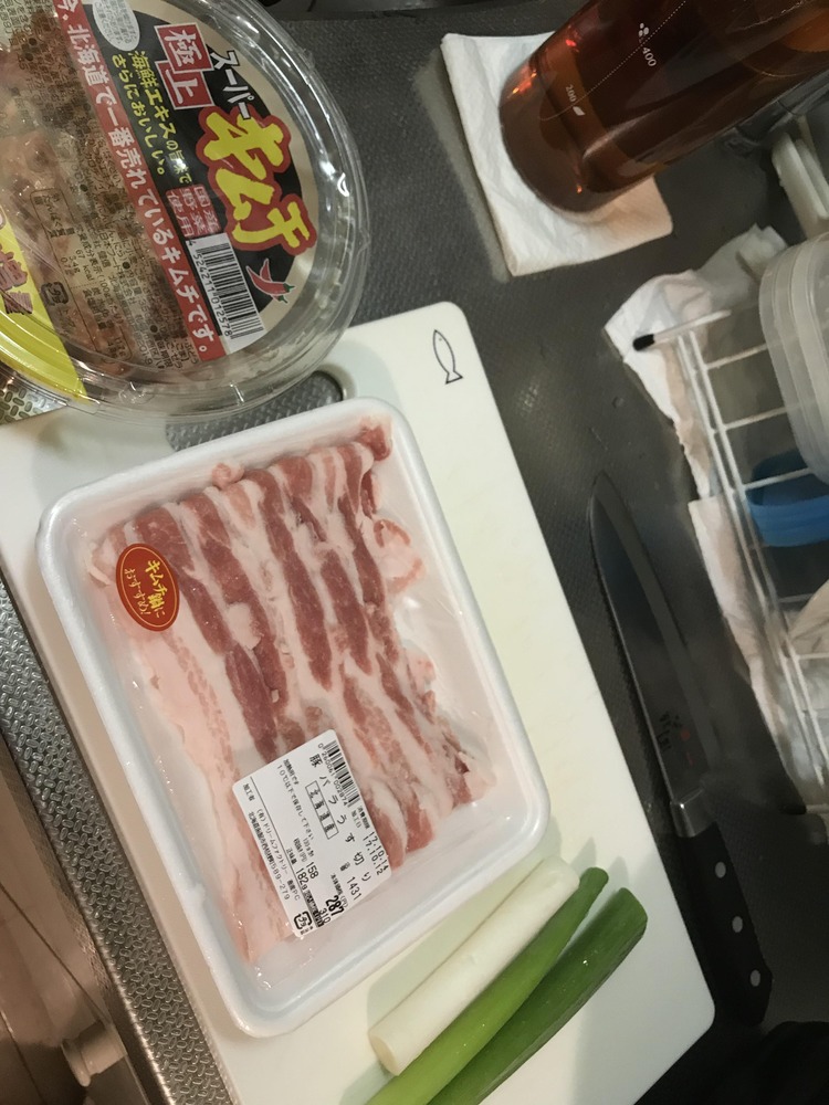 【画像】(´・ω・｀)お前ら～ご飯よ～…今日は豚キムチ炒飯作るよ