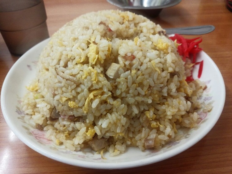 【画像】中国人の中華料理屋「これが500円の炒飯だョ。たくさん食べてネ～」