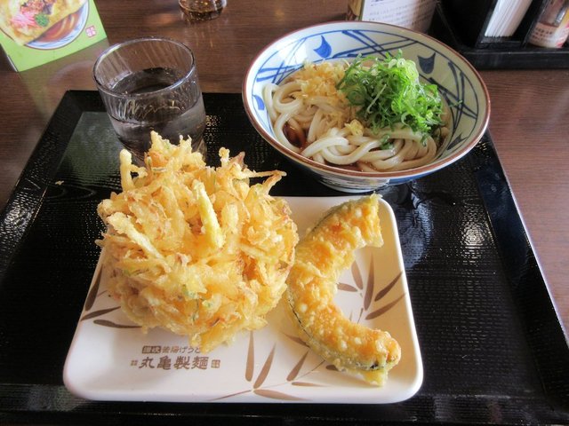 丸亀製麺で天ぷらを２個以上買うやつ、１個は必ずかしわ天説