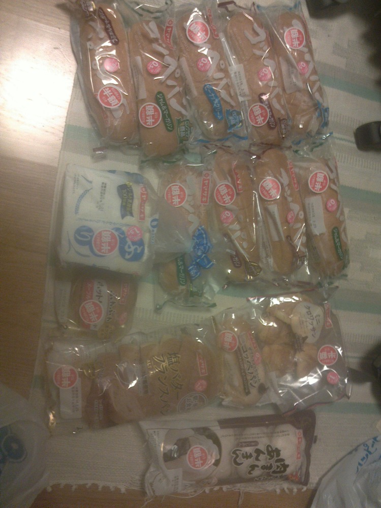 【朗報】ドラッグストアで半額のパン大量に売ってたから15個買ってきたｗw.ｗw.ｗw.ｗw.ｗw.ｗw