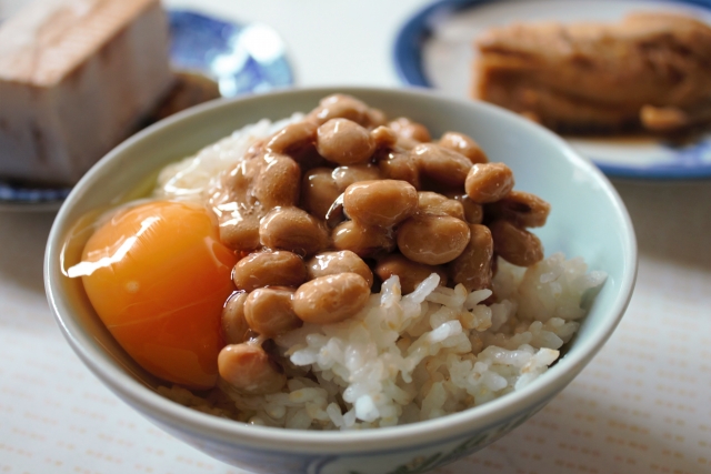 納豆に卵黄混ぜて白飯で食べる←栄養最強の組み合わせでしょ