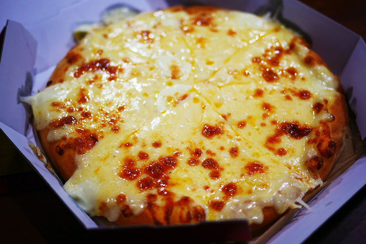 ドミノピザのチーズ6倍ピザがあまりにもヤバイ存在であることが判明！ピザを食べているというより、チーズそのものを食べているような感覚