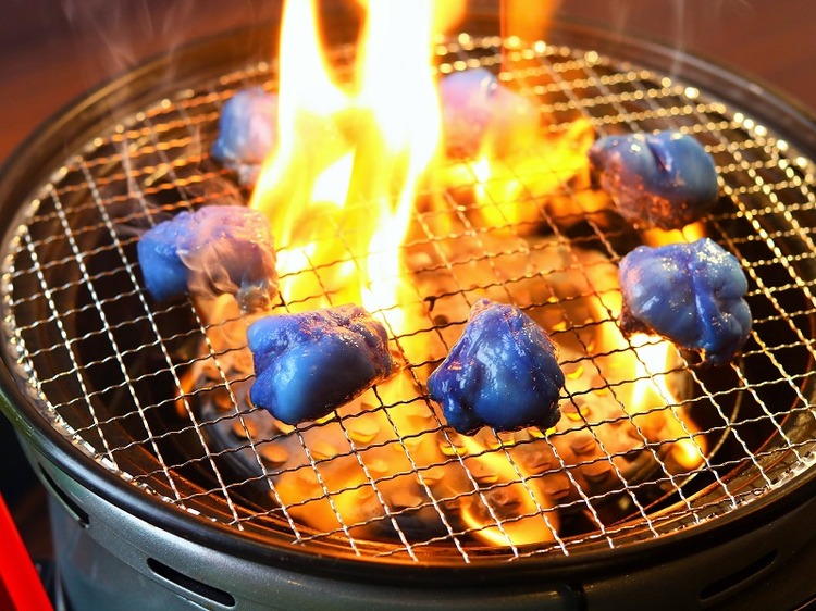 【閲覧注意】めっちゃ青い「青い焼肉」が京都の焼肉バルに出現