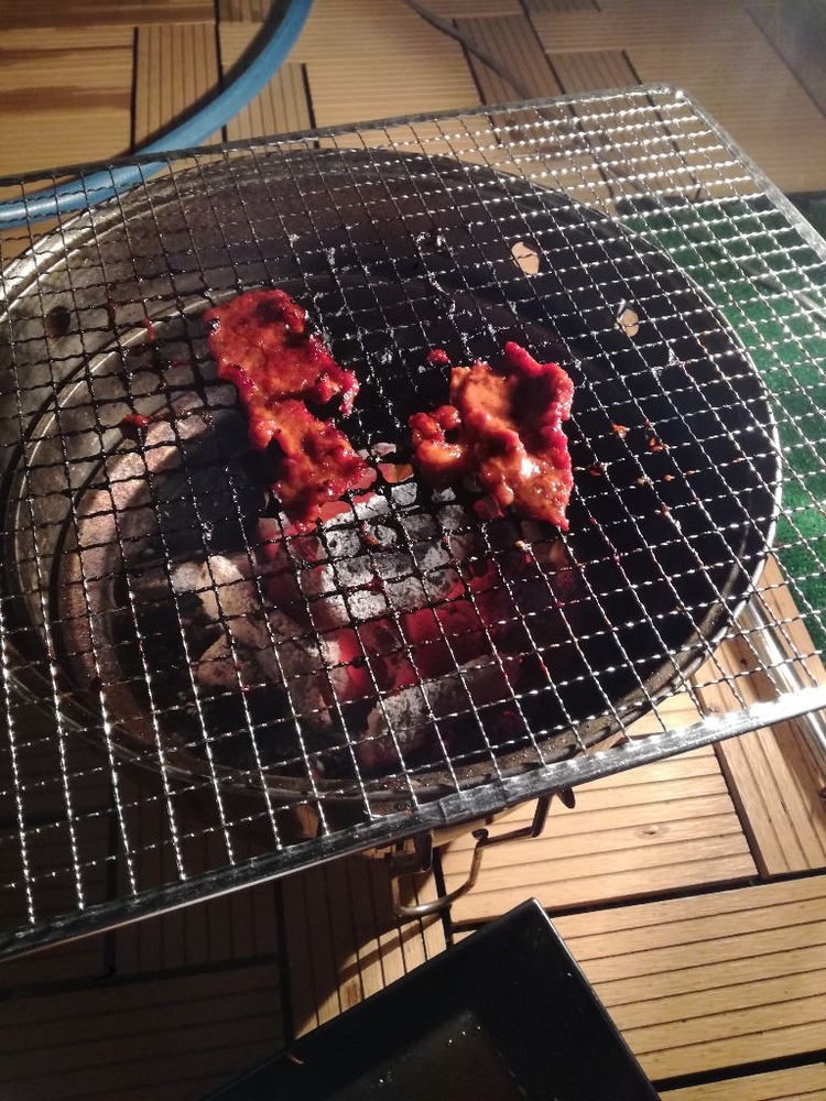 【画像】ワイ、休日に屋上で一人焼き肉