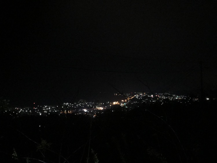 【画像】山に登って夜景見てる