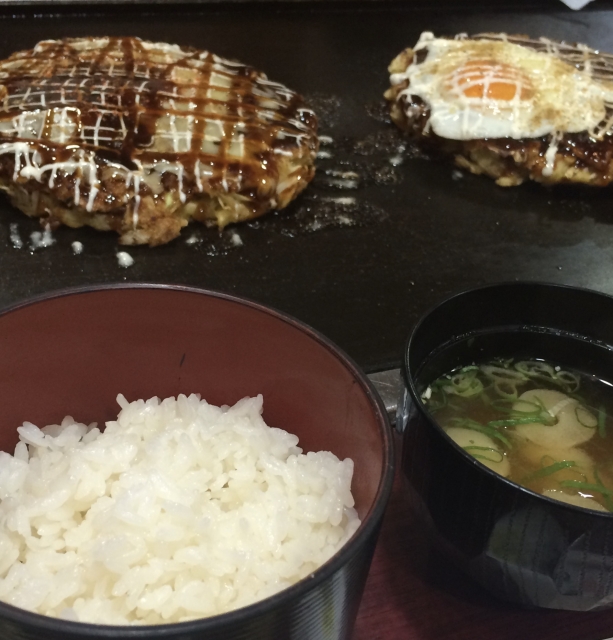 関西圏のやつてお好み焼きをおかずにご飯食べる？