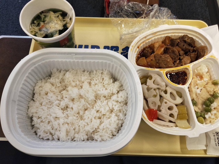 【画像】ワイ中国の上海から香港まで新幹線移動民に出されたサービスの晩飯がこちら