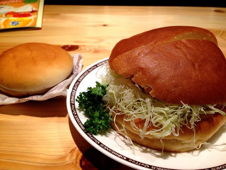 【画像】コメダ珈琲のハンバーガー、1人で食う量じゃない