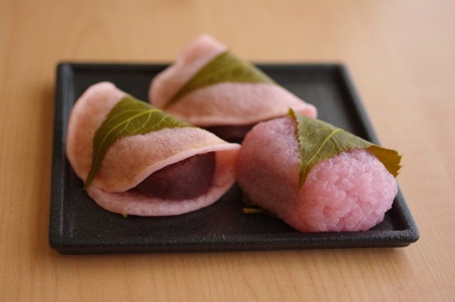桜餅の葉っぱは食べるのか　餅全国和菓子協会の見解は「食べないで！」