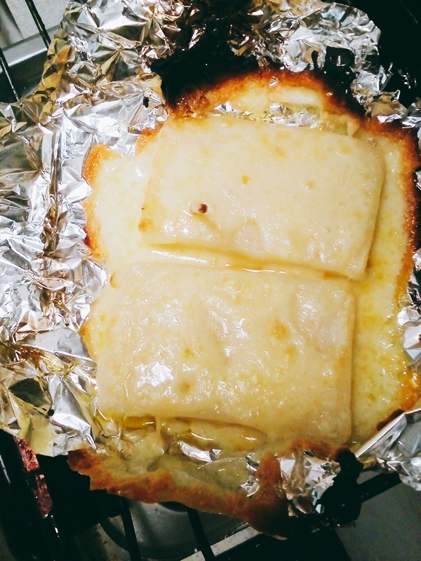 【画像】ワイ、餅にチーズを乗せて焼く