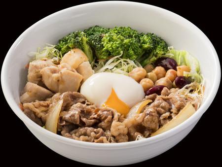 【画像】吉野家さん「ライザップ牛サラダ」540円を発売。ご飯の代わりに野菜を敷き、牛肉のほか、鶏肉や卵、豆類などを盛り付け