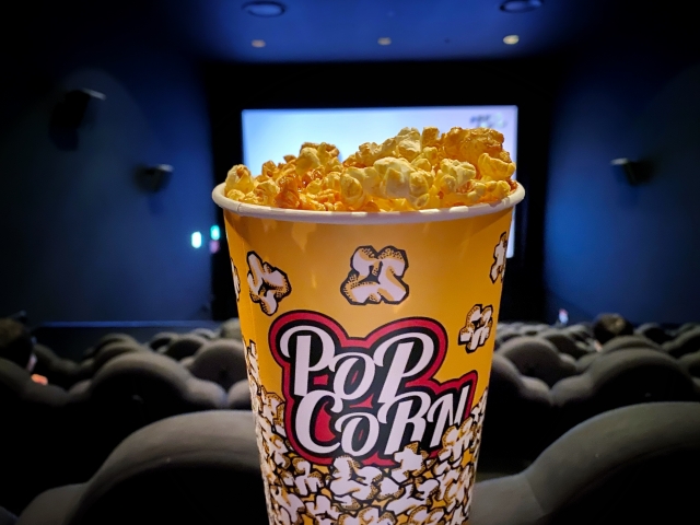 なんで映画館ってポップコーンしか食べ物ないんだろうか？