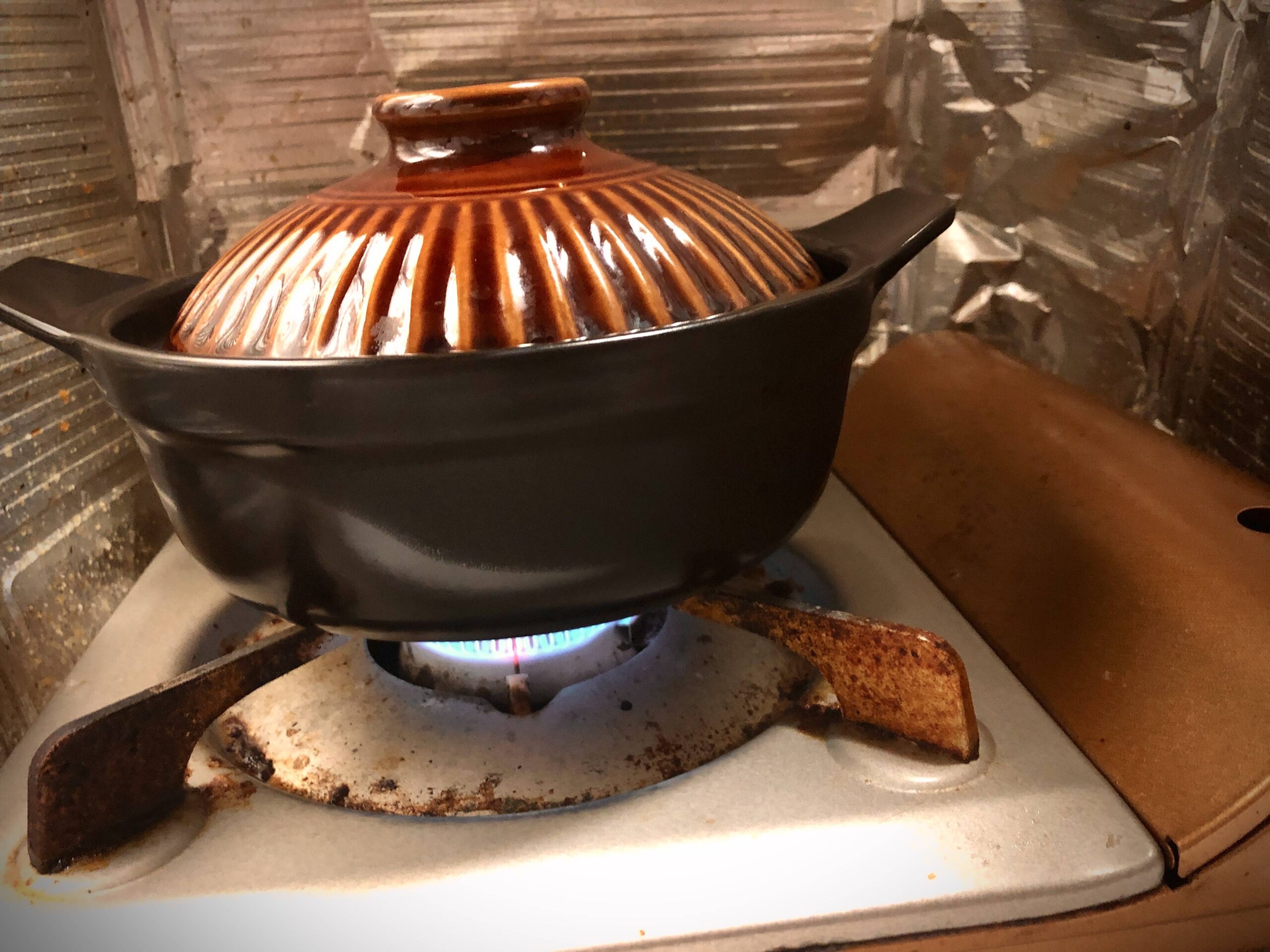 【画像】寒いからダイソーの土鍋使って一人鍋作ってる(´･ω･`)
