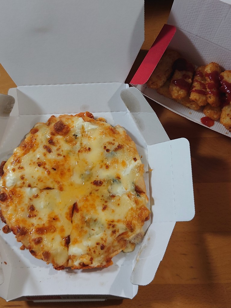 (　　　´,,・ω・,,｀　　　)食後のデザートにピザ取った