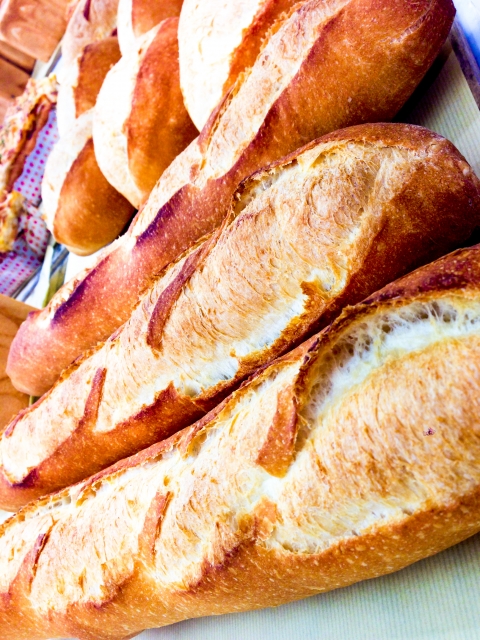 フランスパンとか言うそのまま食べると雑魚みたいな感じのパン