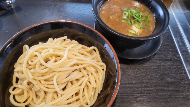 つけ麺　←熱々のスープにキンキンの麺つけてぬるくして食う謎料理ですｗ
