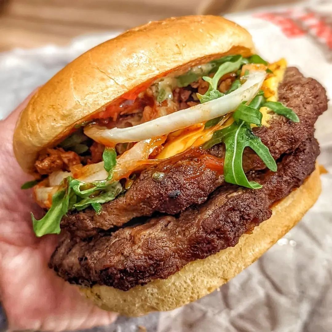 【画像】本場アメリカのハンバーガーが豪快で美味そうｗｗｗｗｗ