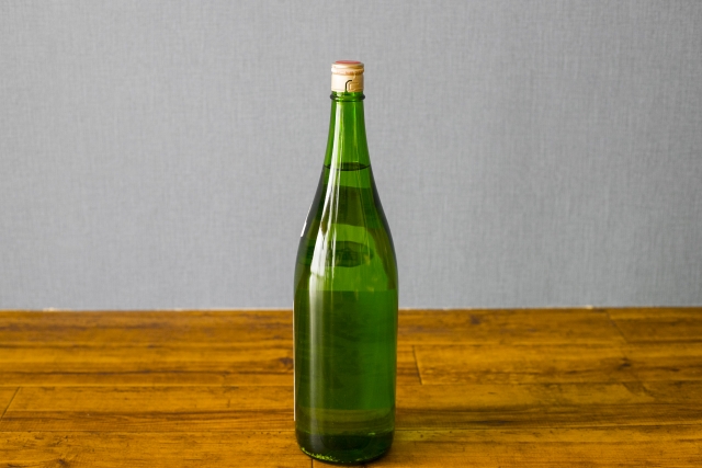 日本酒の一升瓶「飲みきれない」10年で出荷半減