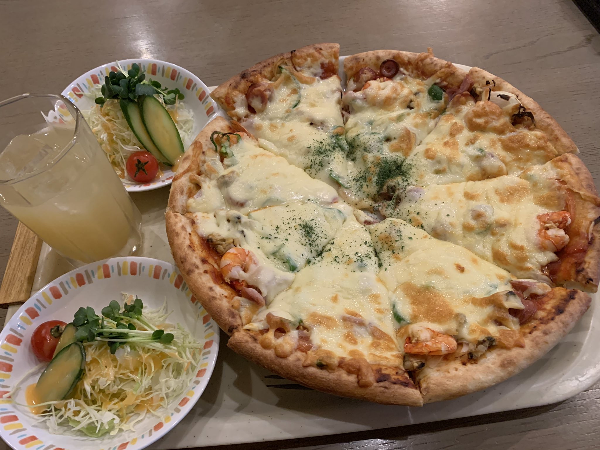【画像】二人前のピザを独りで食うデブ