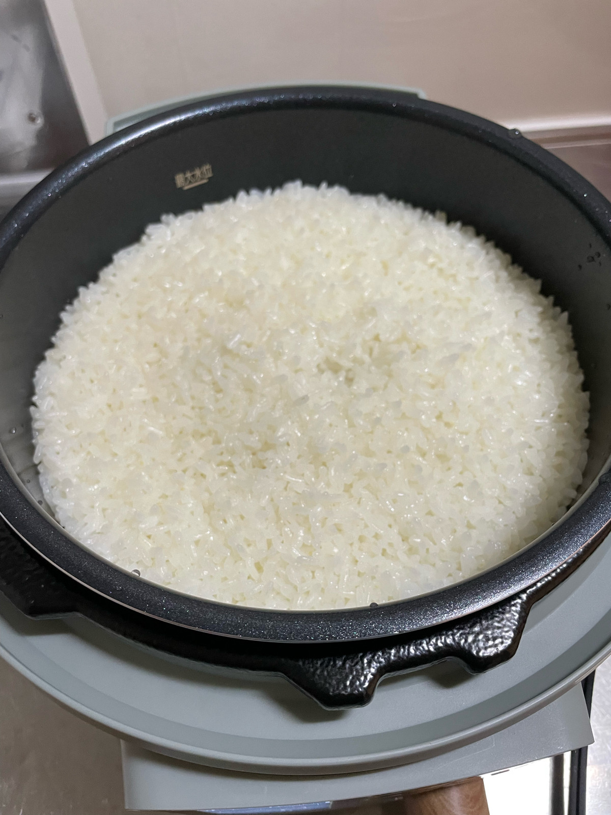 電気圧力鍋で白米炊いたんだが普通に美味い😳