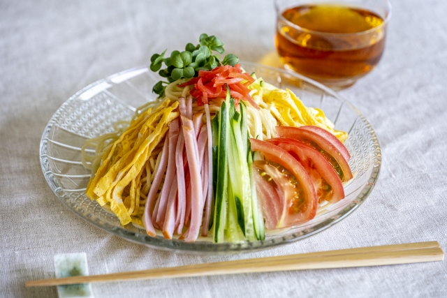 冷やし中華食べたいんだがキュウリとあの酸っぱいタレが嫌いで食えない😭