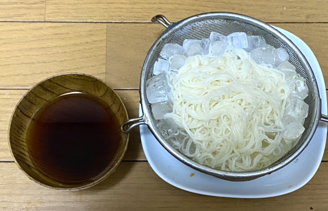 「そうめんを氷水に入れて食べる人いる？」この問いかけに、ネットで賛同と驚きが広がる