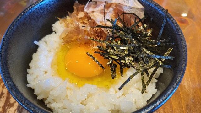 卵かけご飯（生卵＋醤油＋白米）に足すと美味い食材や調味料を教えてください