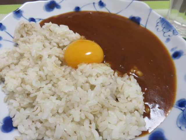 今までカレーに生卵って頭おかしいと思ってたんだけど今日初めてやったら衝撃的に美味かった