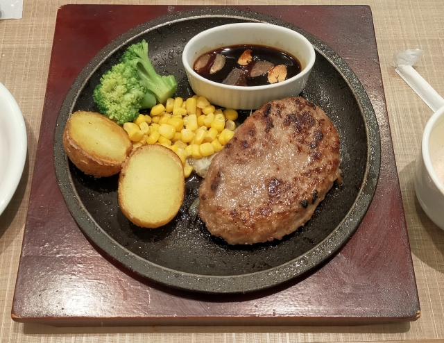 肉料理トップ5「ハンバーグ」「唐揚げ」「 ウインナー」「焼き鳥」