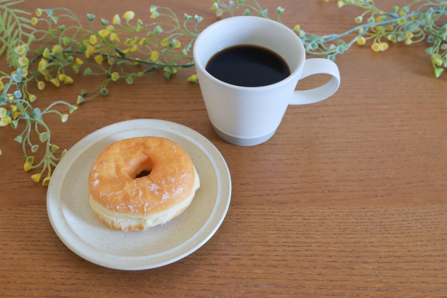 ドーナツってすげえよな、自分が「お菓子売り出そう」って思った時に普通まん中空ける発想なるか？